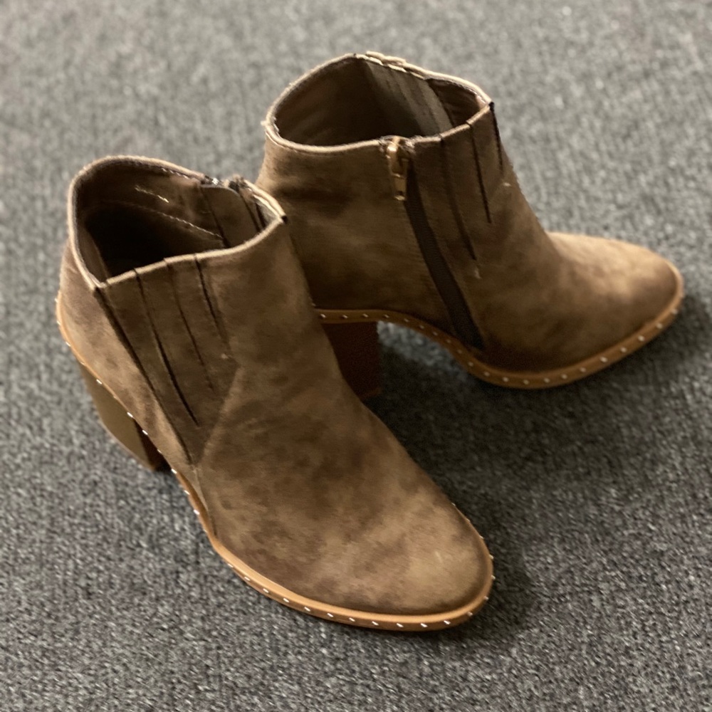 POINTED ANKLE  BOOTIE IN BEIGE